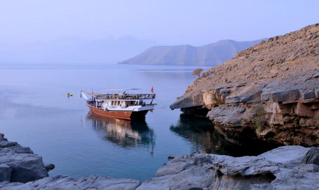 A Dhow Cruise is the more popular way to discover the coast of Musandum